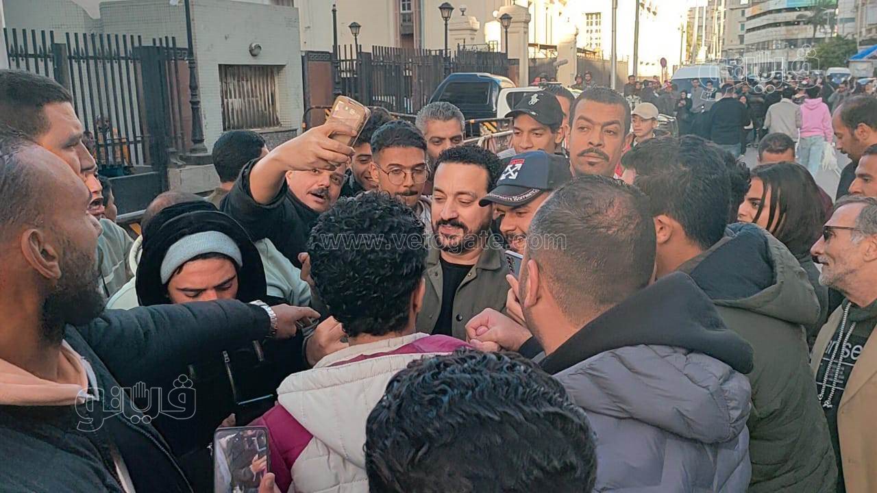 دياب يلتقط سيلفي مع أهل الإسكندرية ومنى زكي بملابس السجن (4)