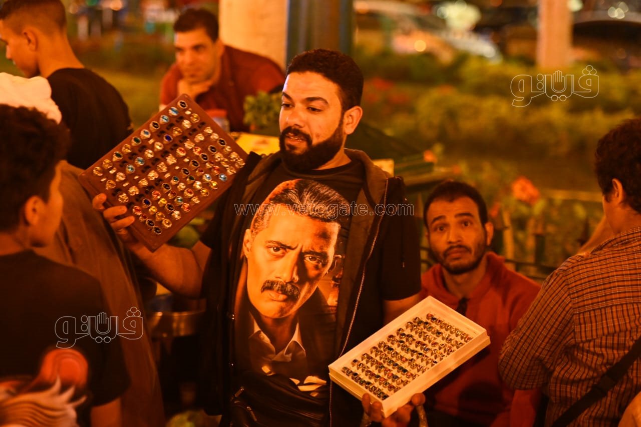 بائع بالحسين يرتدي تيشيرت جعفر العمدة (6)