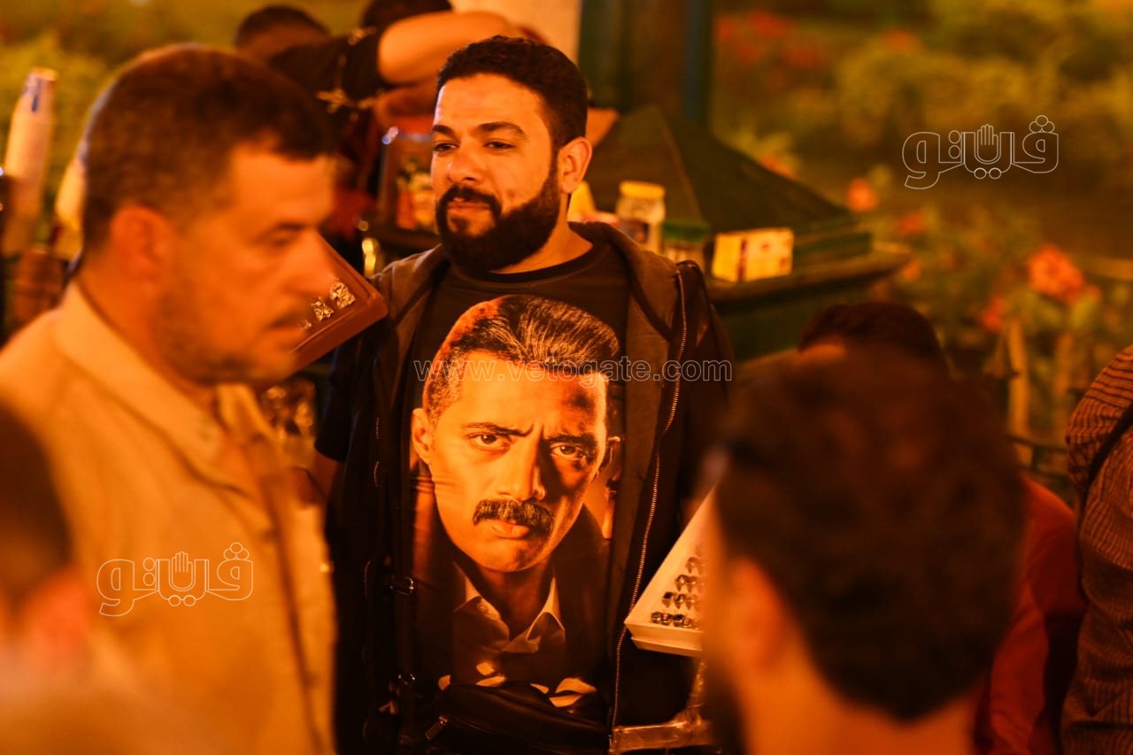 بائع بالحسين يرتدي تيشيرت جعفر العمدة (8)