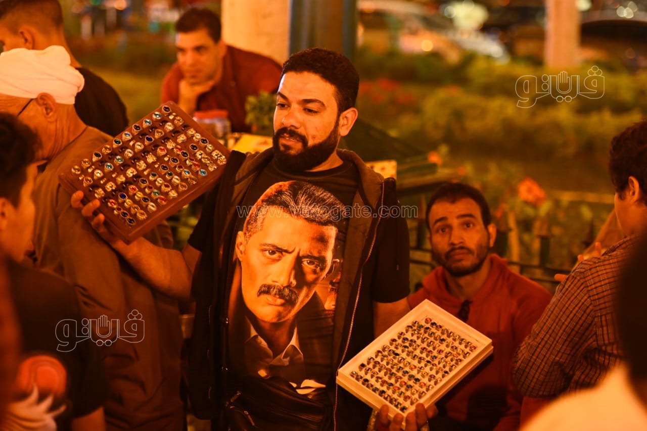بائع بالحسين يرتدي تيشيرت جعفر العمدة (2)