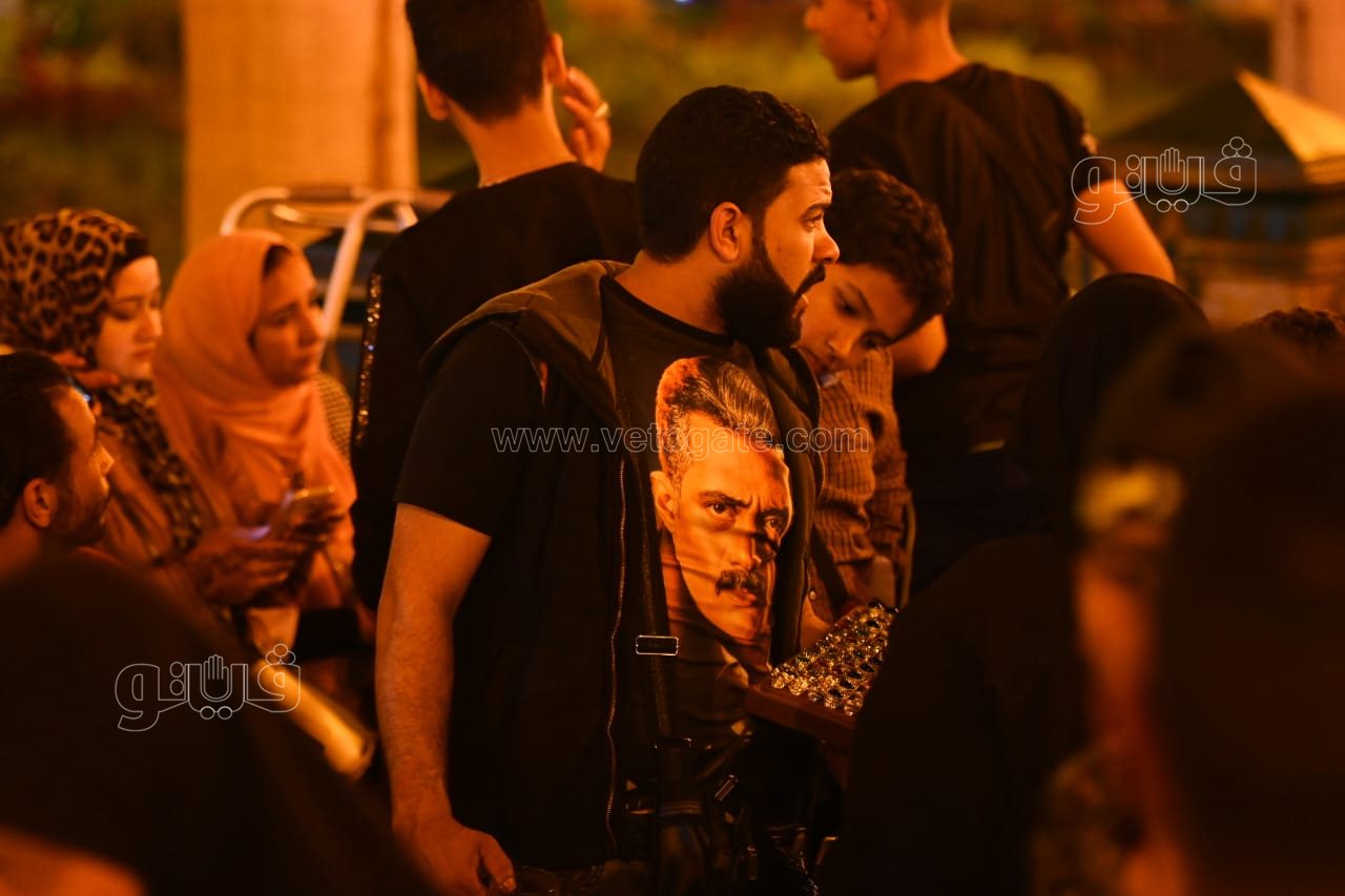 بائع بالحسين يرتدي تيشيرت جعفر العمدة (4)