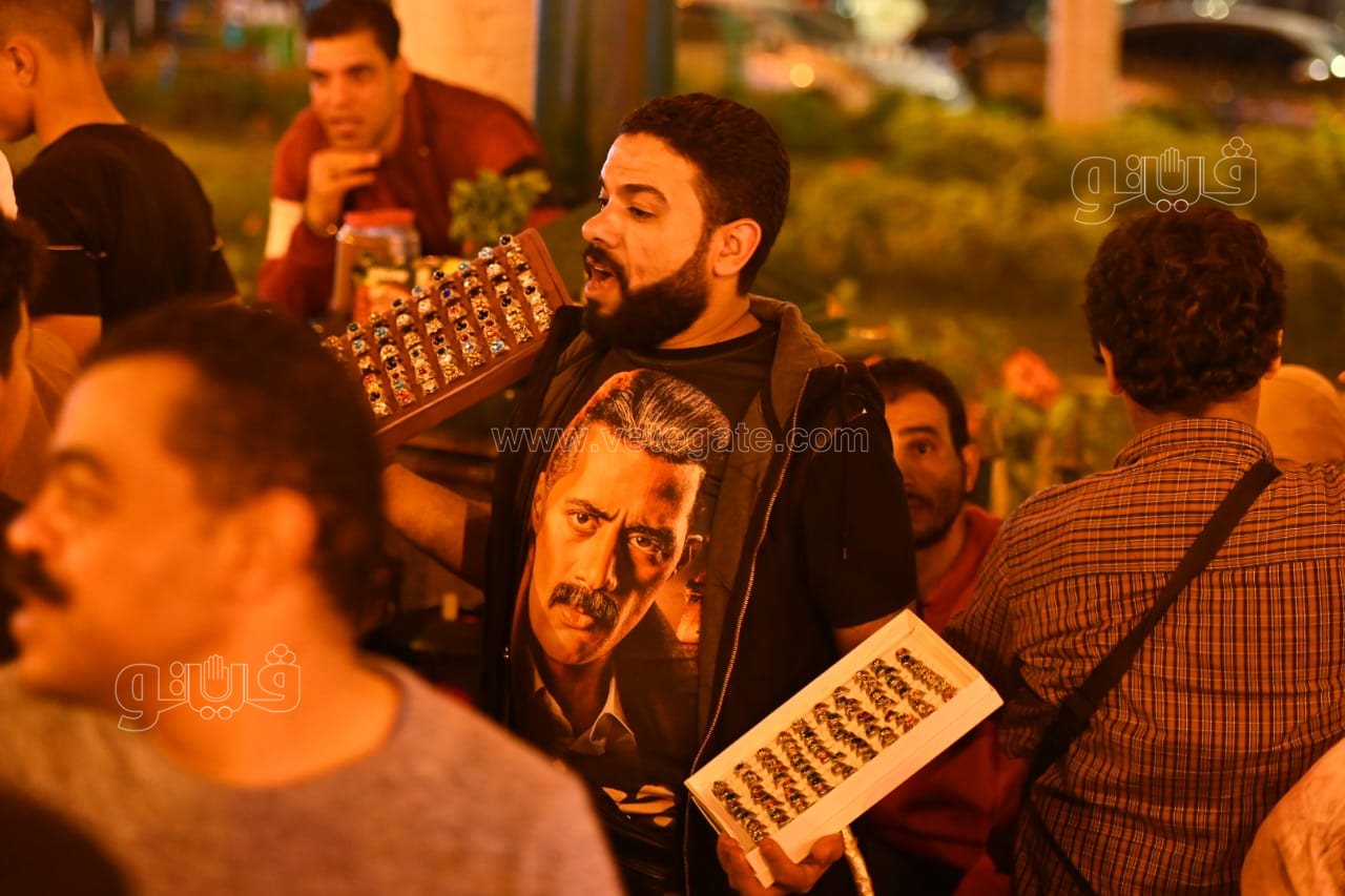 بائع بالحسين يرتدي تيشيرت جعفر العمدة (5)