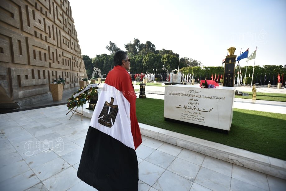 احتفالات المواطنين بنصر أكتوبر أمام النصب التذكاري (3)