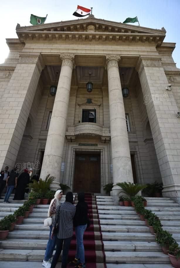 طلاب جامعة القاهرة يلتقطون الصور التذكارية مع وزير التعليم العالي (9)