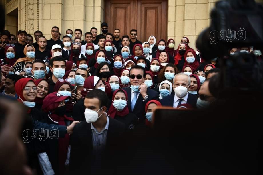طلاب جامعة القاهرة يلتقطون الصور التذكارية مع وزير التعليم العالي (21)