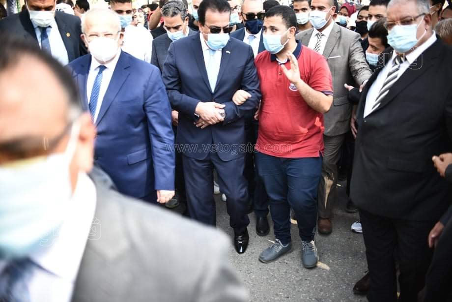 طلاب جامعة القاهرة يلتقطون الصور التذكارية مع وزير التعليم العالي (32)