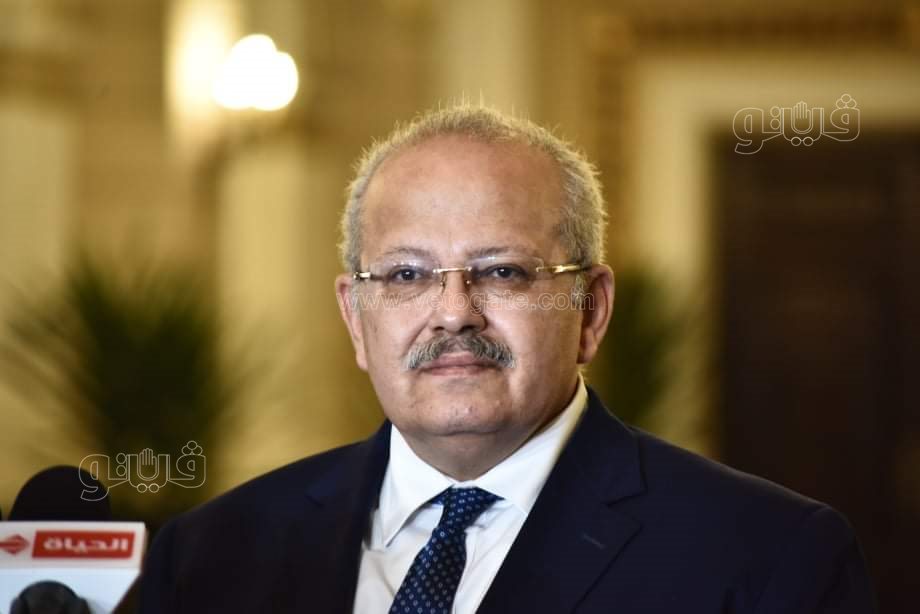 طلاب جامعة القاهرة يلتقطون الصور التذكارية مع وزير التعليم العالي (3)