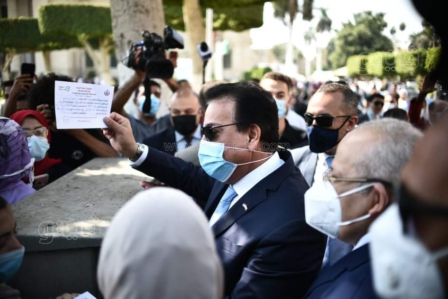 وزير التعليم العالي يطالب طلاب جامعة القاهرة بإظهار شهادة تلقى لقاح كورونا  (4)