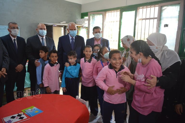 جولة لمحافظ الجيزة في مدرسة عامر عبد المقصود بالدقي بأول أيام العام الدراسي (32)