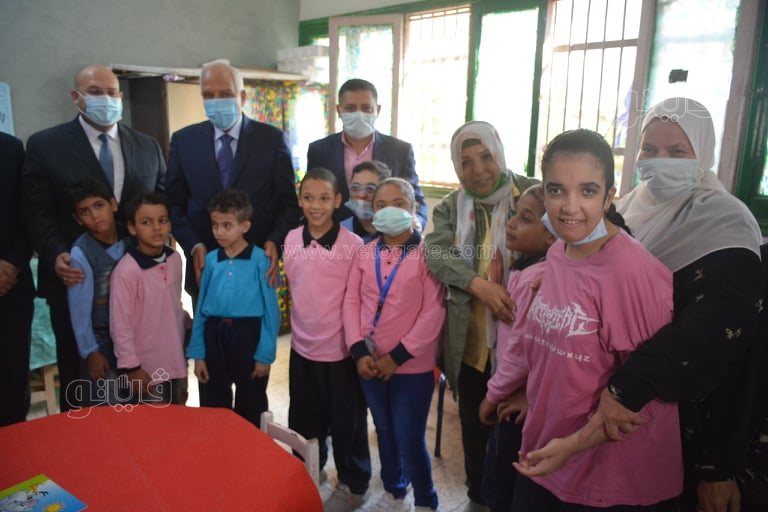 جولة لمحافظ الجيزة في مدرسة عامر عبد المقصود بالدقي بأول أيام العام الدراسي (35)