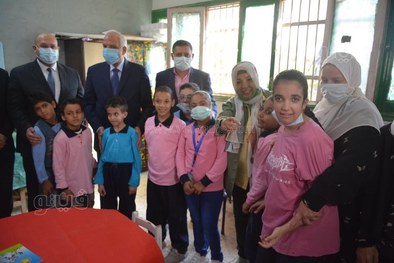 جولة لمحافظ الجيزة في مدرسة عامر عبد المقصود بالدقي بأول أيام العام الدراسي (37)