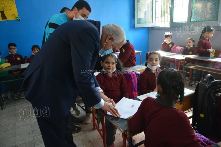 جولة لمحافظ الجيزة في مدرسة عامر عبد المقصود بالدقي بأول أيام العام الدراسي (39)