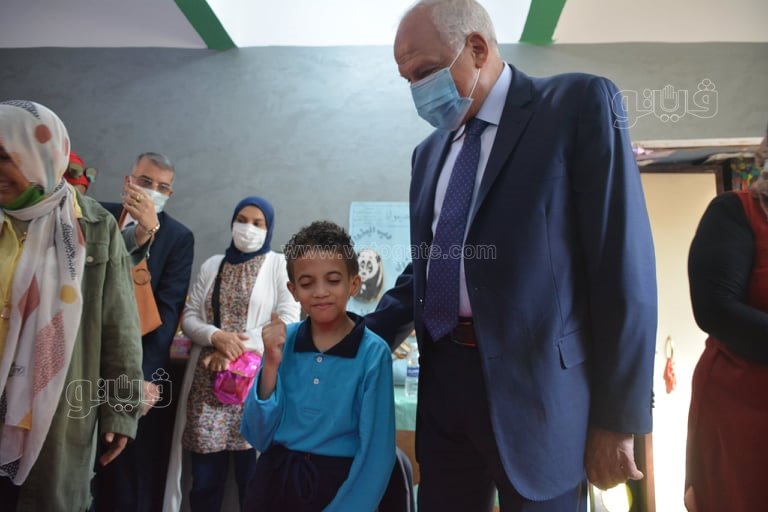 جولة لمحافظ الجيزة في مدرسة عامر عبد المقصود بالدقي بأول أيام العام الدراسي (43)