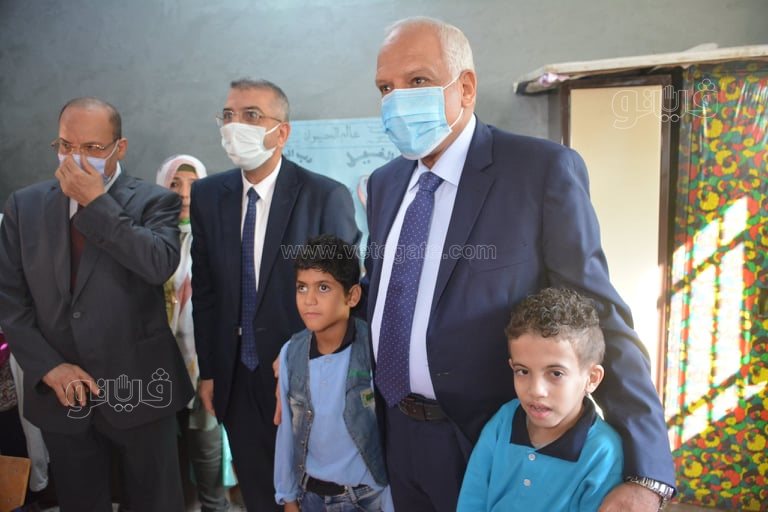 جولة لمحافظ الجيزة في مدرسة عامر عبد المقصود بالدقي بأول أيام العام الدراسي (48)