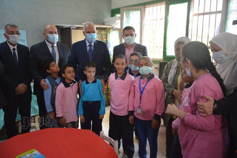 جولة لمحافظ الجيزة في مدرسة عامر عبد المقصود بالدقي بأول أيام العام الدراسي (2)