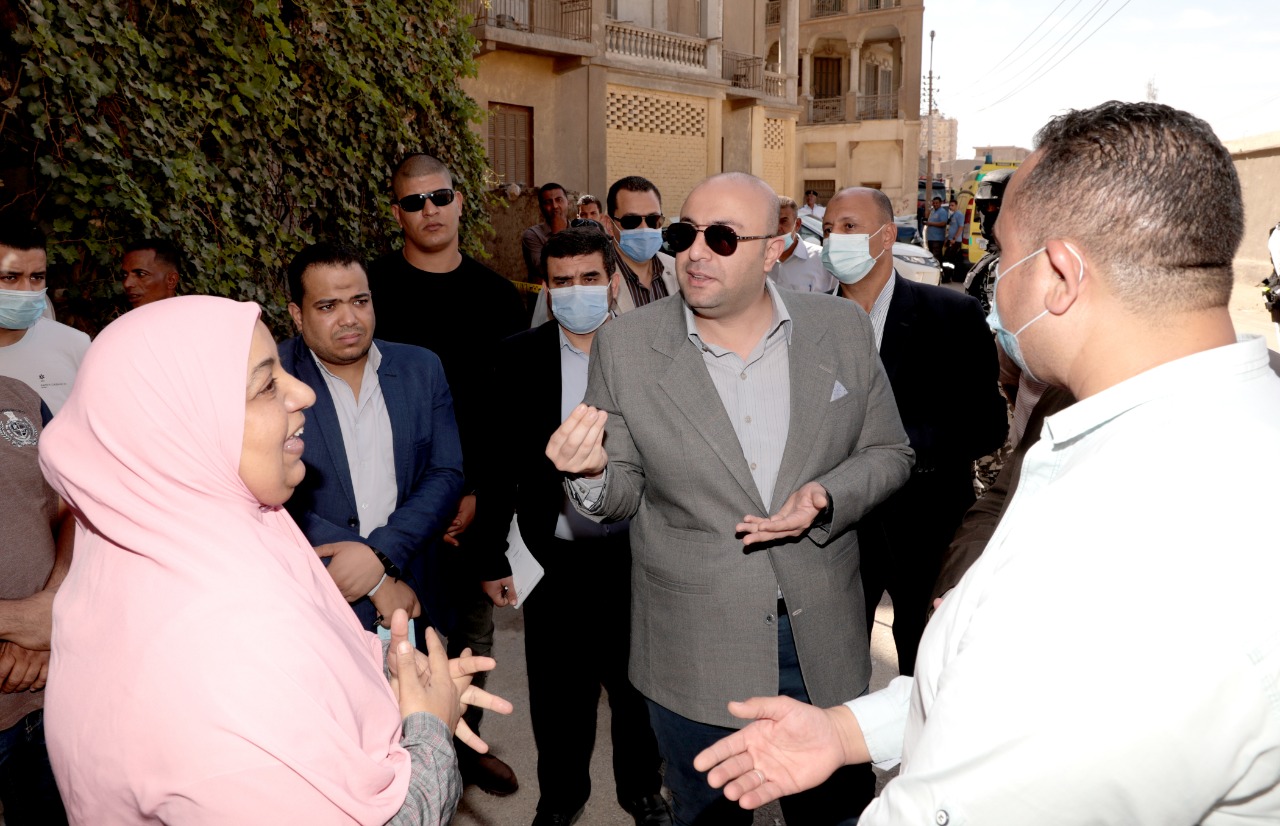 محافظ بني سويف يزور موقع إنهيار جزئي لمنزل بحي مقبل (8)