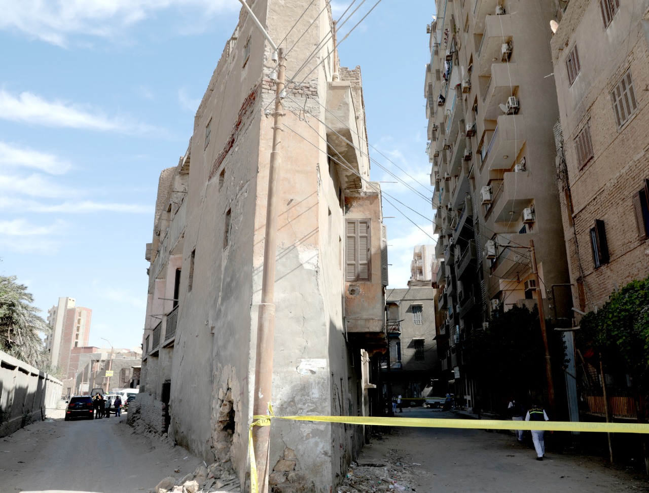 محافظ بني سويف يزور موقع إنهيار جزئي لمنزل بحي مقبل (9)