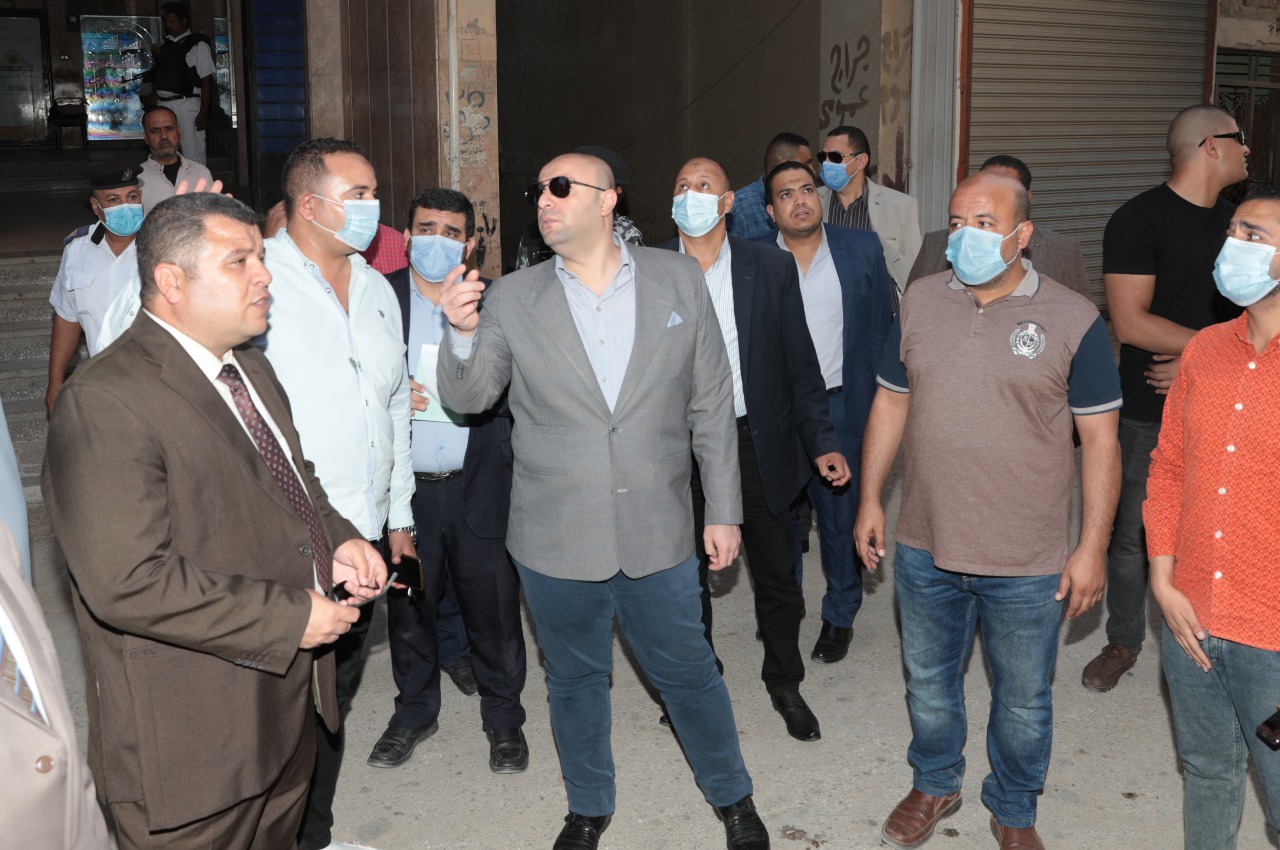 محافظ بني سويف يزور موقع إنهيار جزئي لمنزل بحي مقبل (12)