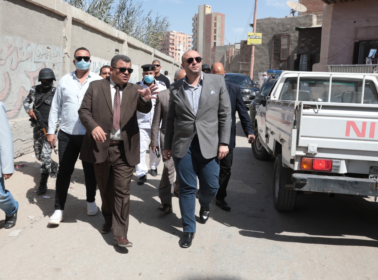 محافظ بني سويف يزور موقع إنهيار جزئي لمنزل بحي مقبل (13)