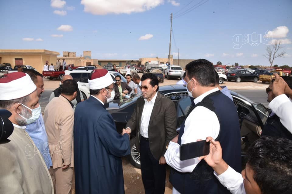 وزير الشباب ومحافظ مطروح يفتتحا مسجد الفتح بالنجيلة (1)