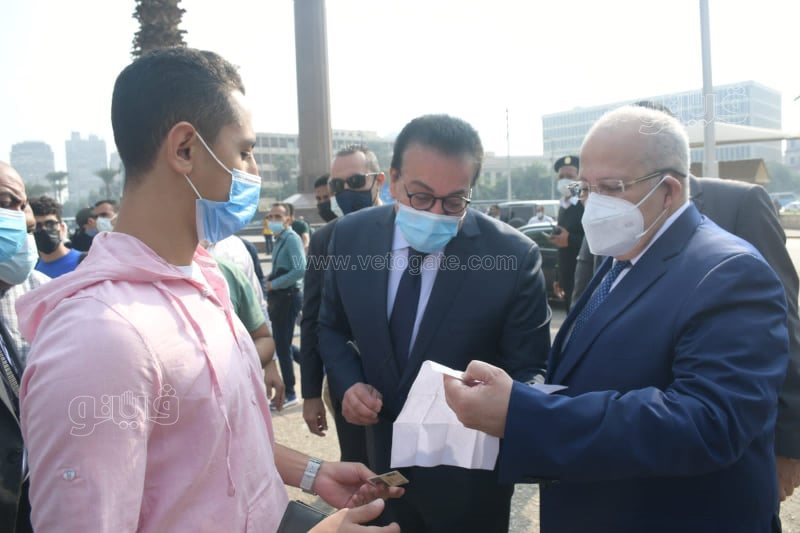 وزير التعليم العالي يتفقد إجراءات منع دخول غير المطعمين بلقاح كورونا بجامعة القاهرة (2)