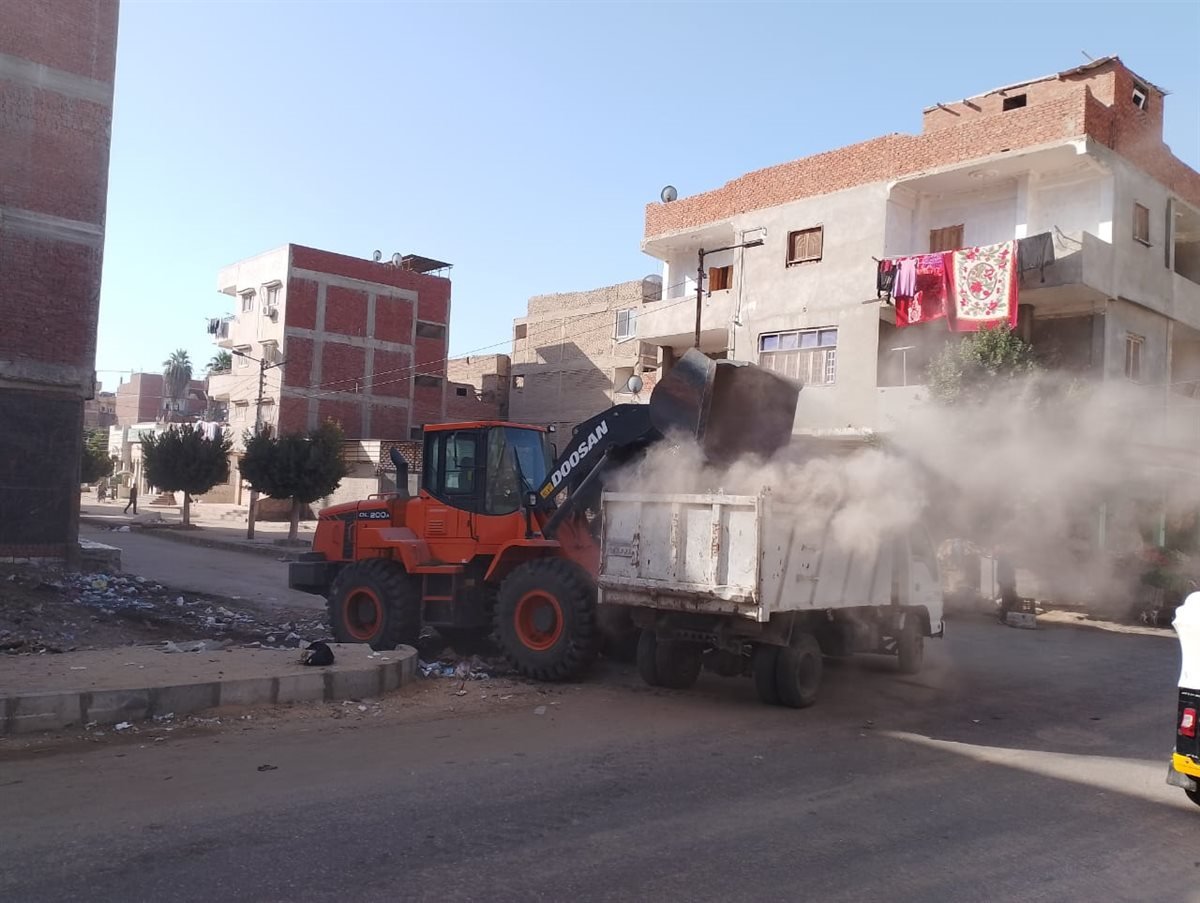 جانب من أعمال رفع المخلفات،فيتو