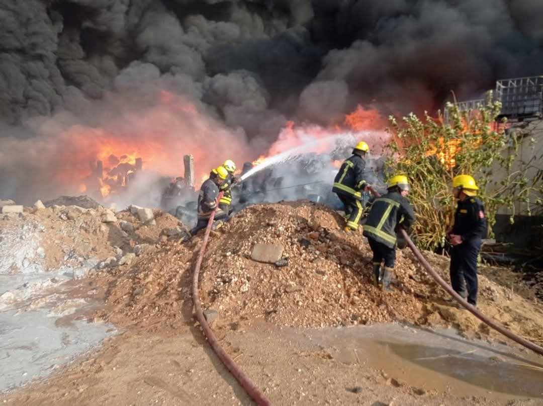 الحماية المدنية:إجراء عمليات التبريد لحريق مصنع العاشرلمنع تجدد اشتعال النيران،فيتو1