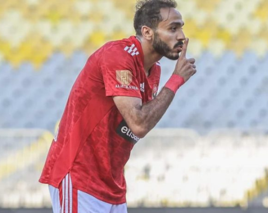 لاعب الأهلي كهربا يرفض تحية الجمهور، فيتو