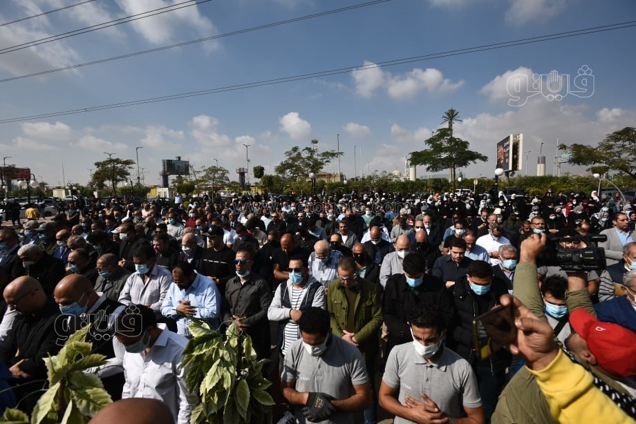 لحظة تشييع جثمان سهير البابلي من مسجد الشرطة (4)