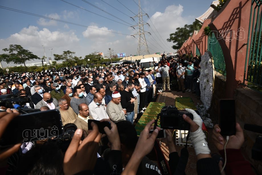 لحظة تشييع جثمان سهير البابلي من مسجد الشرطة (8)