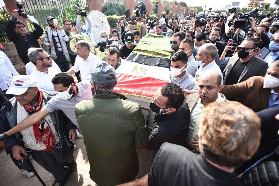 لحظة تشييع جثمان سهير البابلي من مسجد الشرطة (21)
