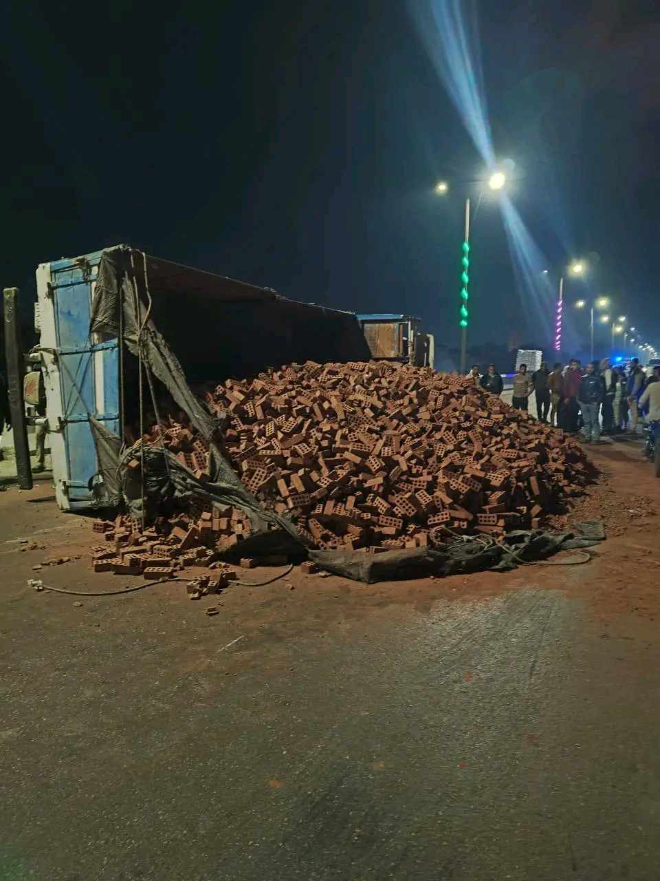 انقلاب سيارة نقل محملة بالطوب بالشرقية واصابة قائدها،فيتو1