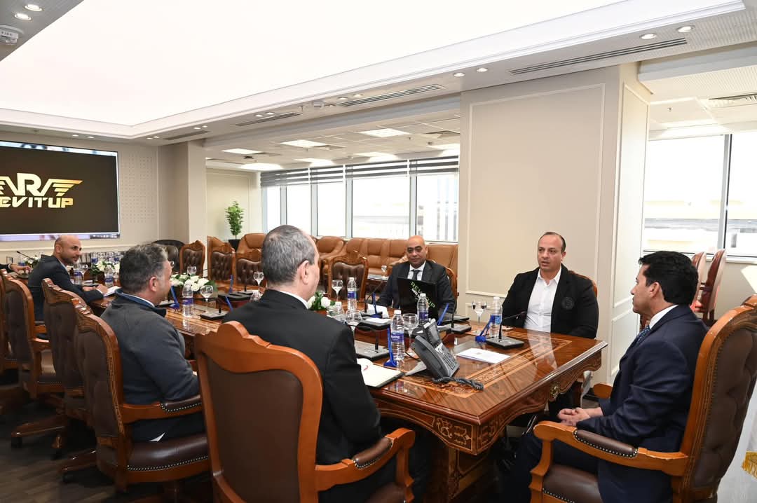 أشرف صبحي يشيد بالتوسع الدولي لبطولة مصر الشرق الأوسط لسباقات السيارات