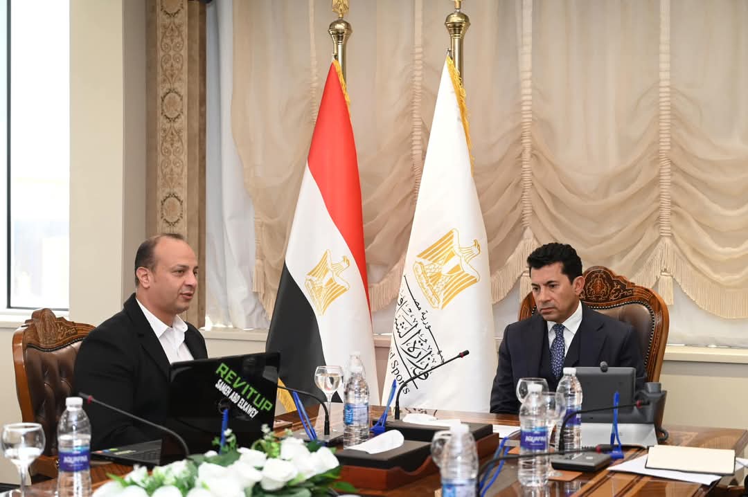 أشرف صبحي يشيد بالتوسع الدولي لبطولة مصر الشرق الأوسط لسباقات السيارات