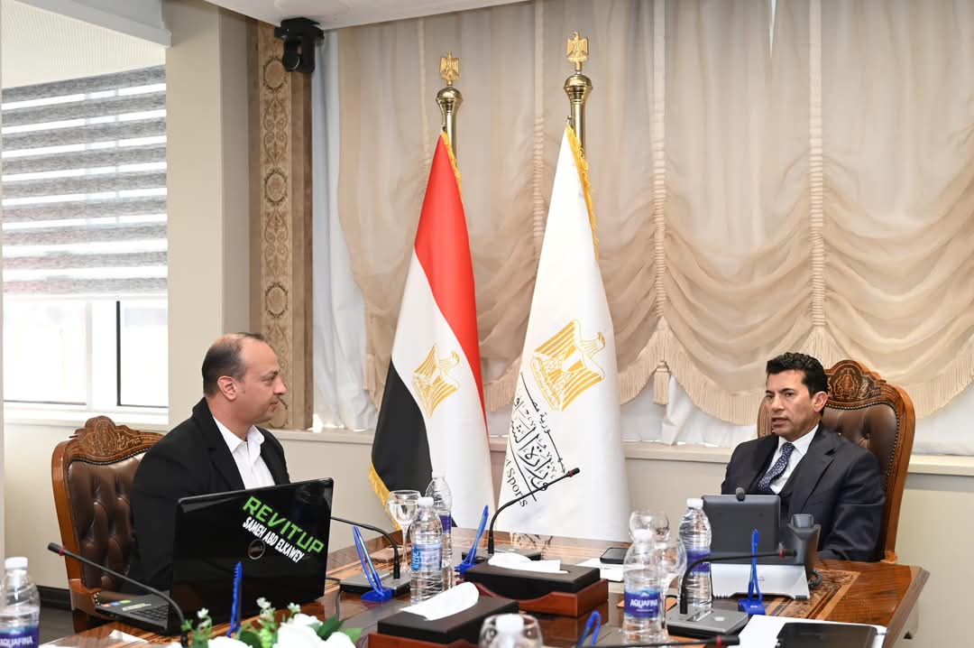 أشرف صبحي يشيد بالتوسع الدولي لبطولة مصر الشرق الأوسط لسباقات السيارات