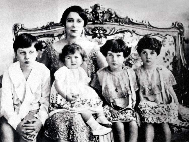 الملكةنازلى مع فاروق وثلاث بناتها