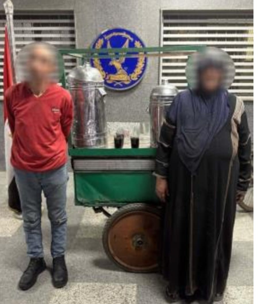 بائع عصير وسيدة يحتالان على المواطنيين بزعم توزيع مشروبات مجانا وقت الإفطار بميدان رمسيس