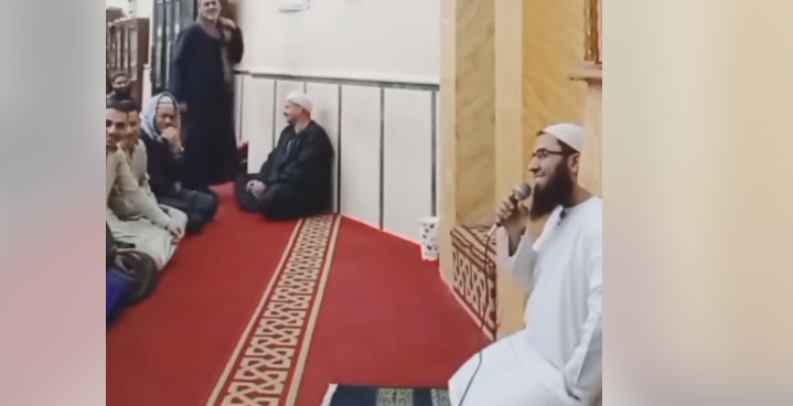 إمام مسجد يدهش المصليين باعتقادة أن اليوم عيد في مصر، فيتو