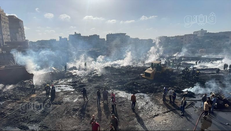 لحظة إجراء عمليات التبريد لحريق مغالق الأخشاب بالشرابية (4)