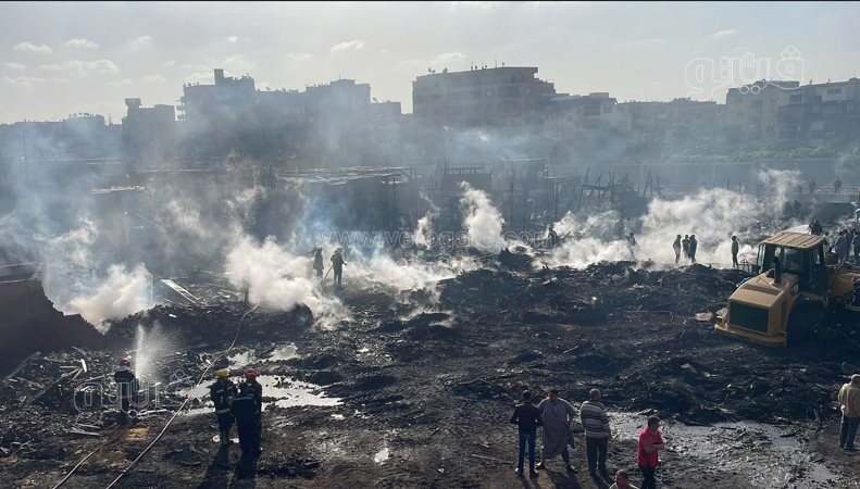 لحظة إجراء عمليات التبريد لحريق مغالق الأخشاب بالشرابية (9)