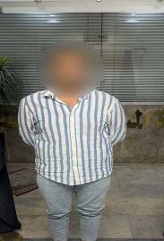 ضبط متهم بانتحال صفة والاستيلاء على أموال عامل توصيل بالقاهرة