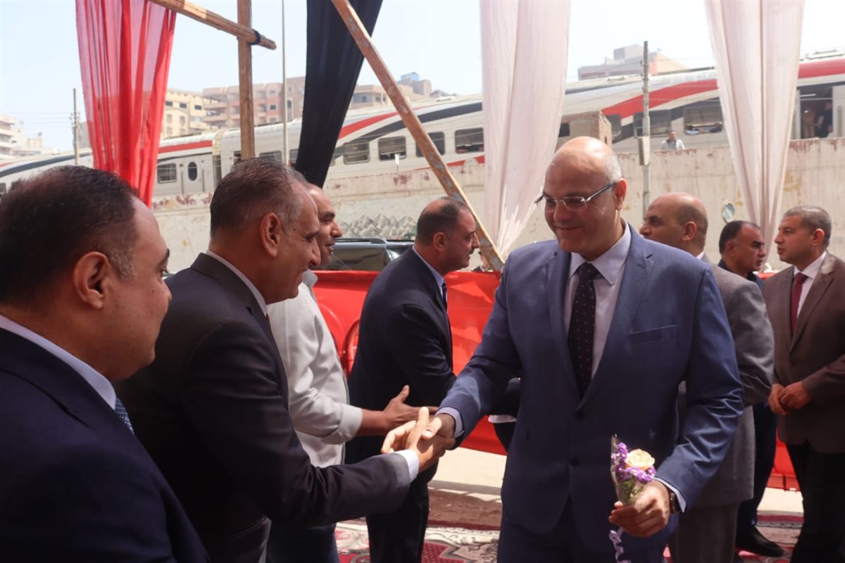 محافظ القليوبية خلال تقديم التهنئة للاقباط،فيتو