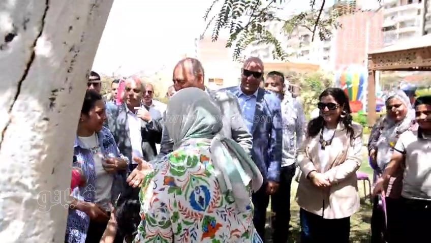 محافظ القاهرة يمازح سيدة مصرية