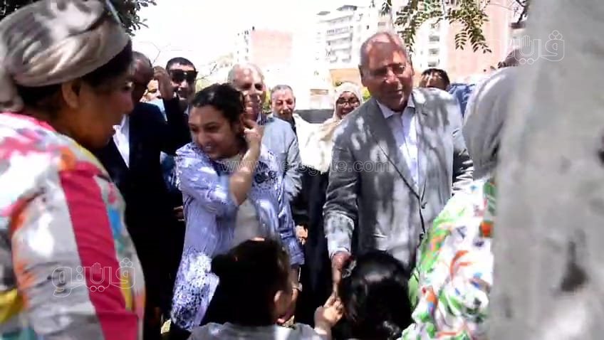 محافظ القاهرة يمازح سيدة مصرية