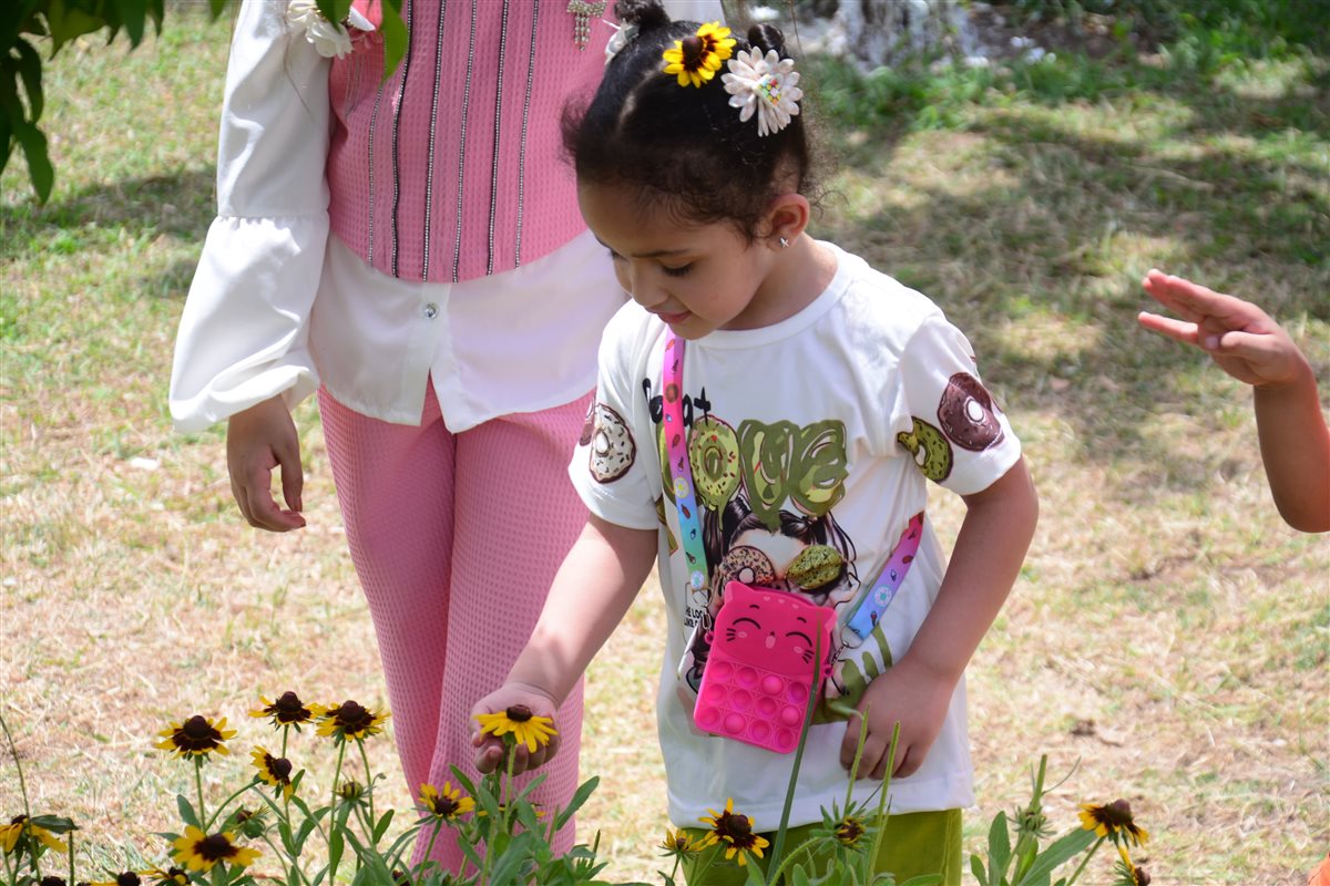 احتفالات شم النسيم داخل حديقة خضراء حلوان