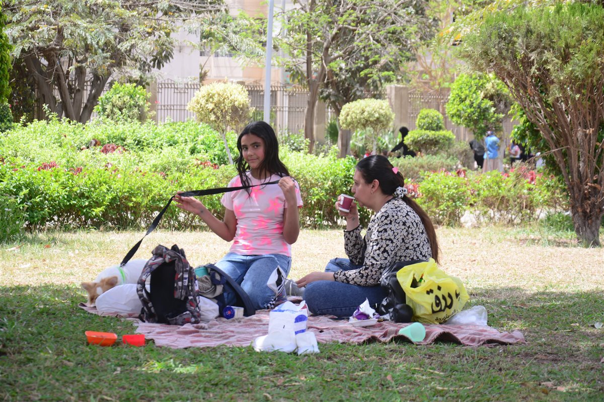 احتفالات شم النسيم داخل حديقة خضراء حلوان