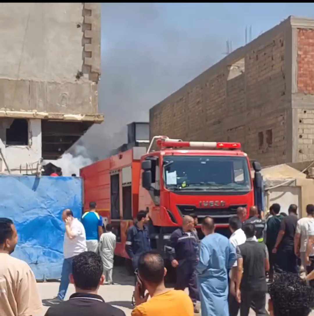 حريق هائل في مصنع بالعاشرمن رمضان والدفع بسيارات الإطفاء،فيتو