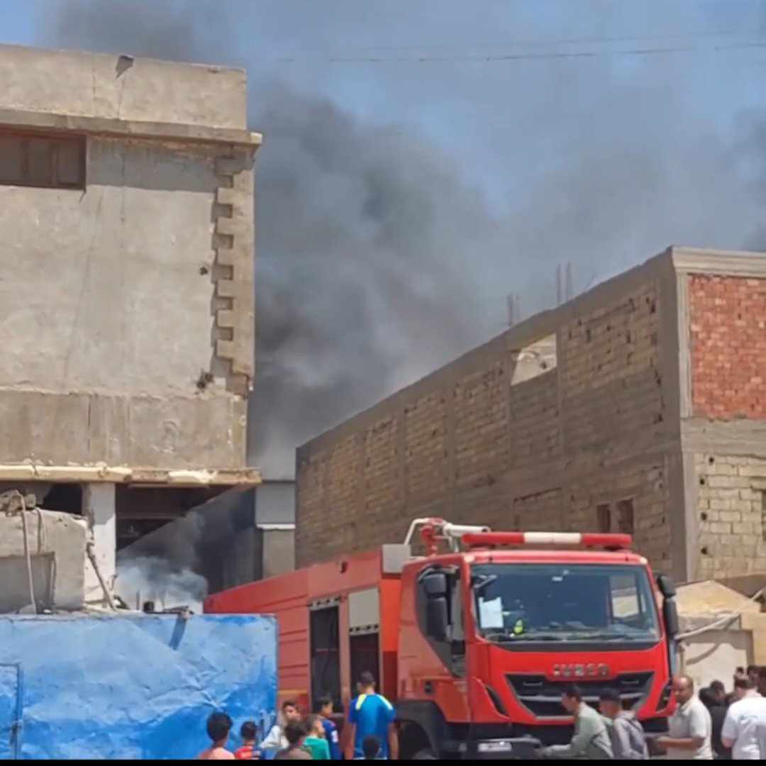 حريق هائل بمصنع للنسيج بالعاشرمن رمضان،فيتو