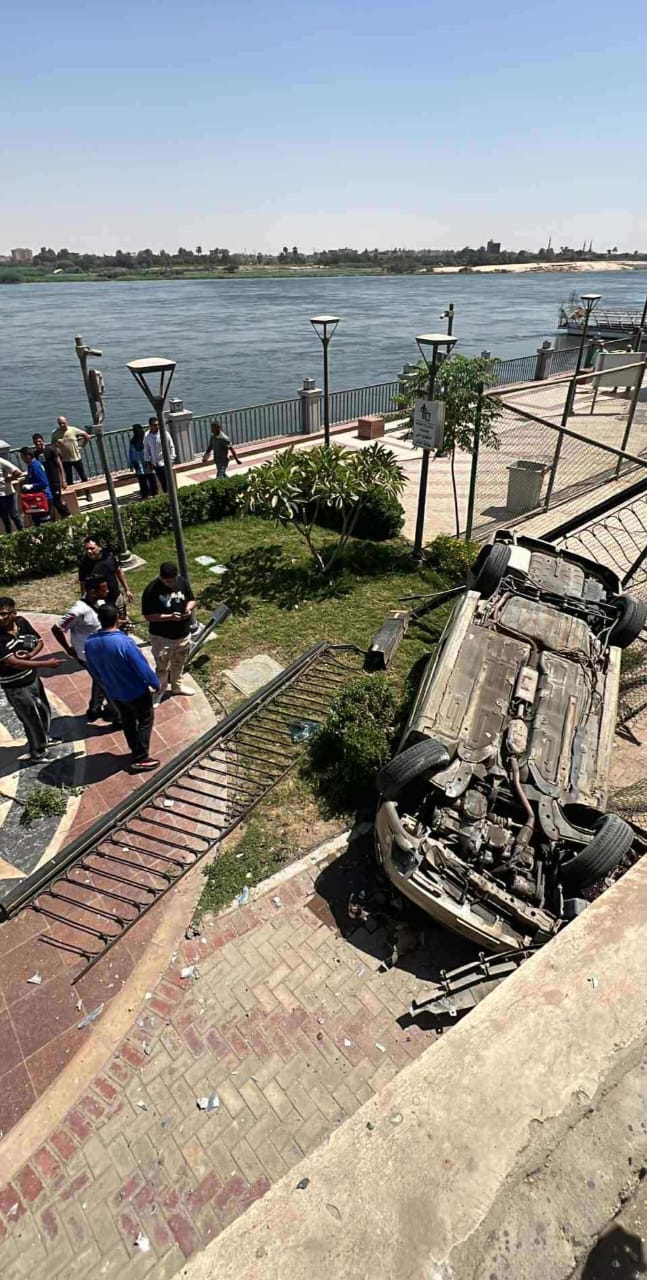 <strong>سقوط سيارة بكورنيش النيل ببني سويف</strong>