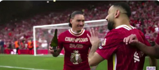 نونيز يسكب الخمر على رأس محمد صلاح، فيتو